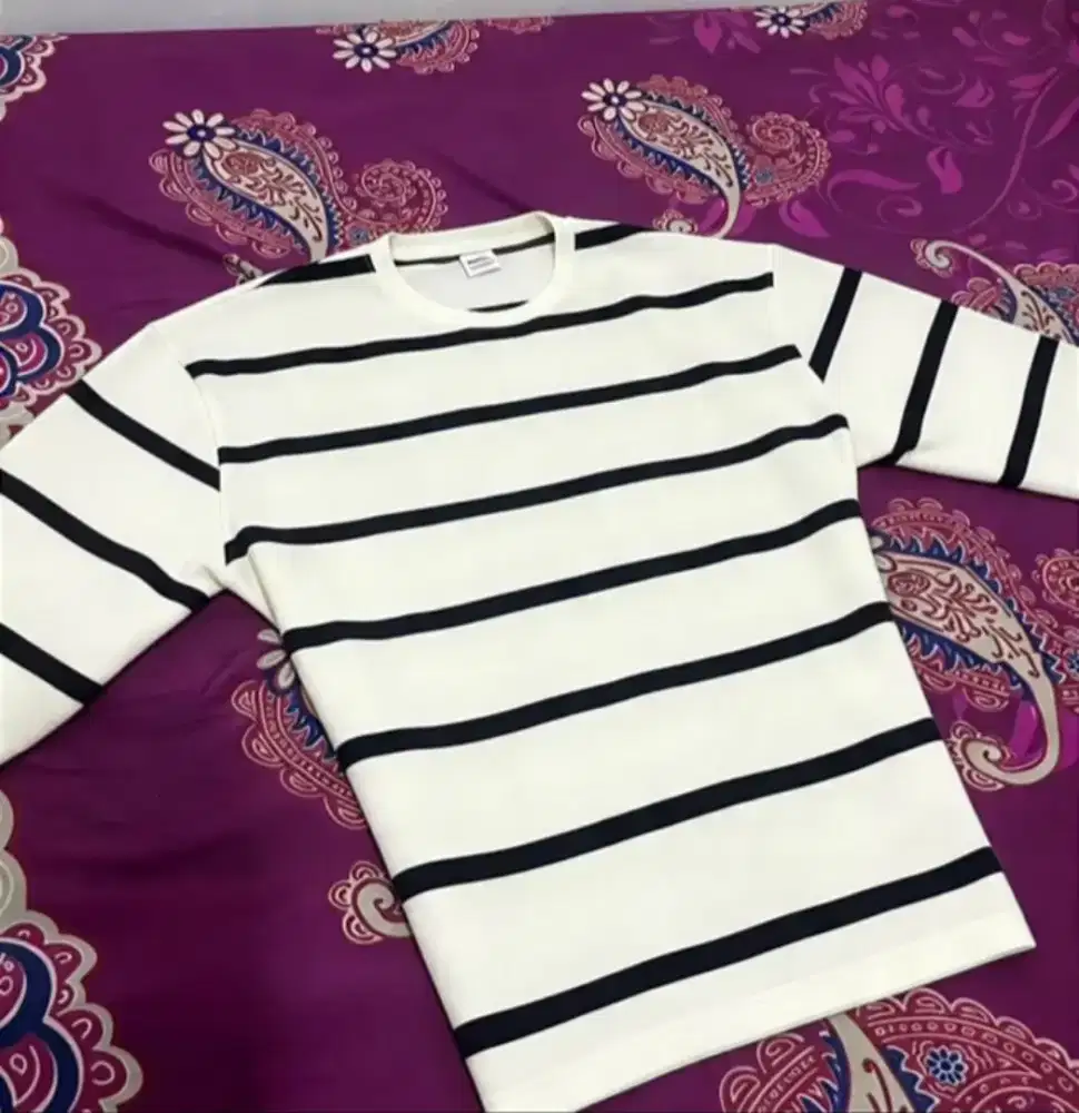 Kaos Garis Putih Hitam Lengan Panjang