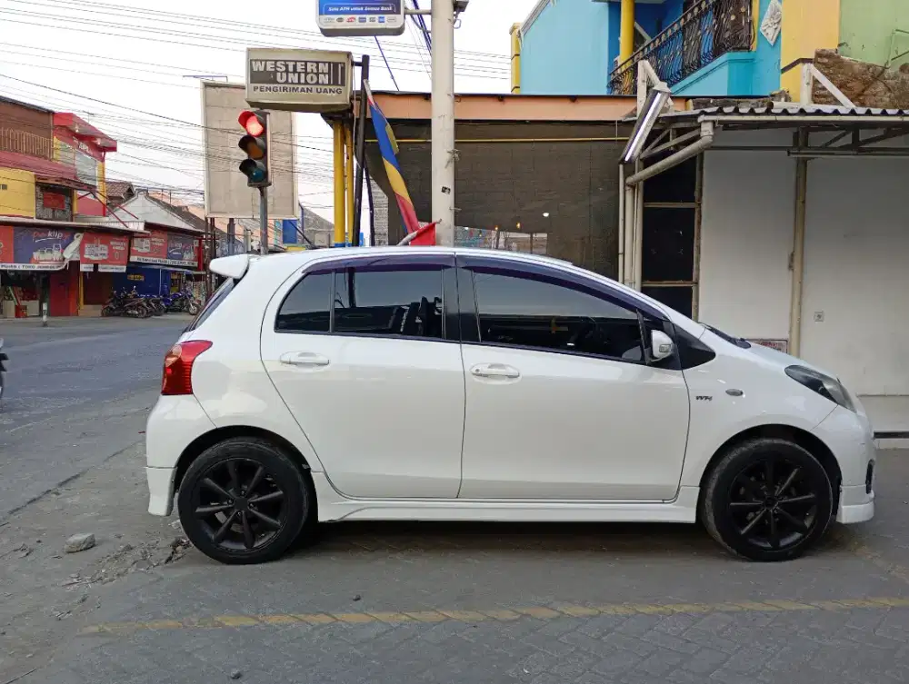 Toyota Yaris E AT 2012