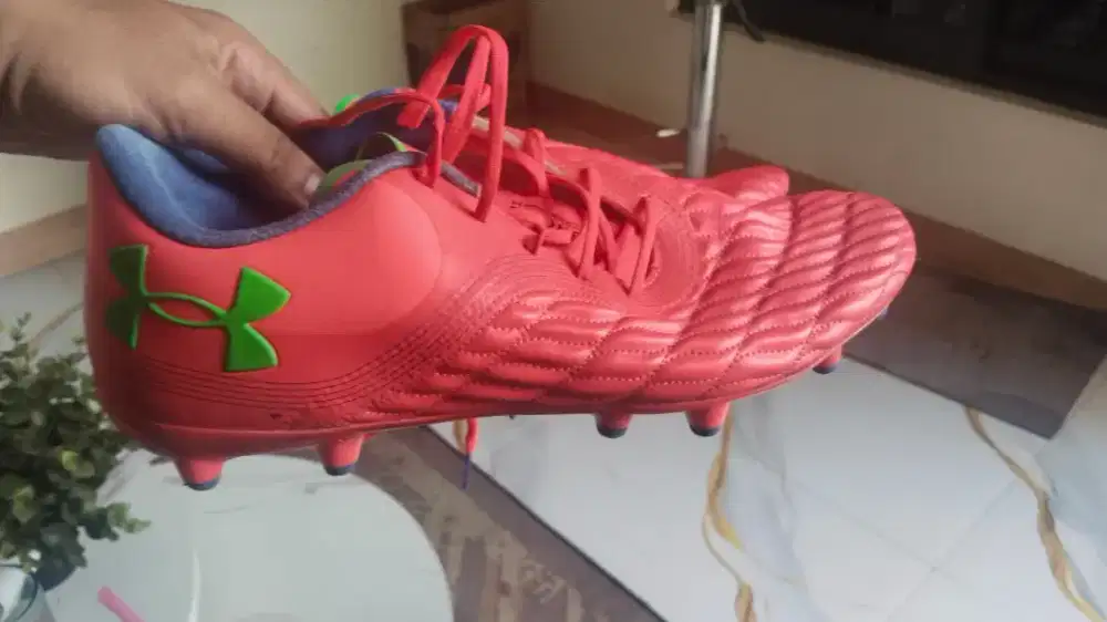Sepatu bola under amour