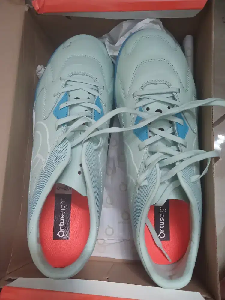 Sepatu futsal pria