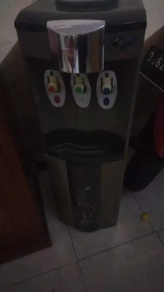 Di jual dispenser Arisa tiga kran panas dingin es dingin biasa