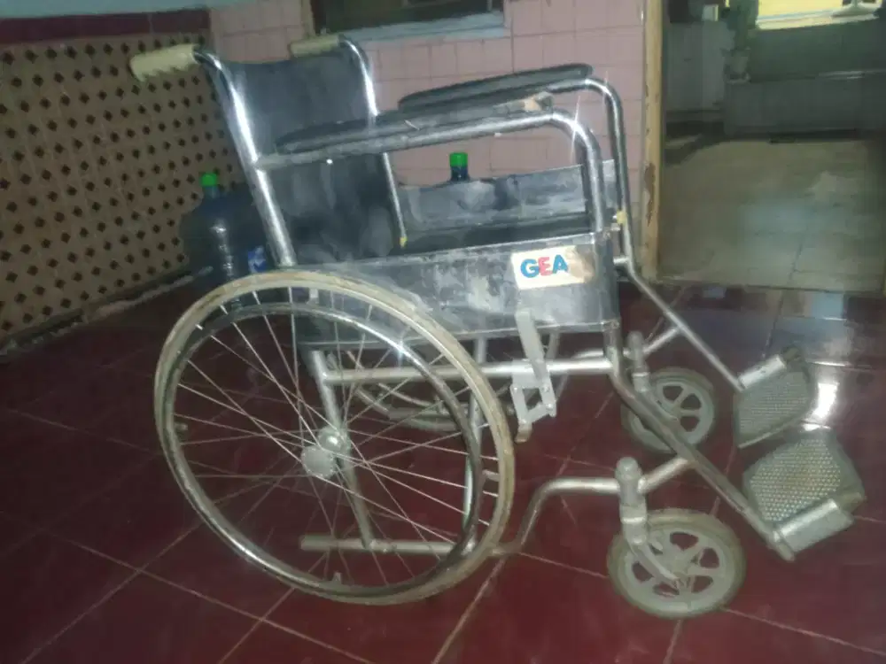 Kursi roda layak pakai