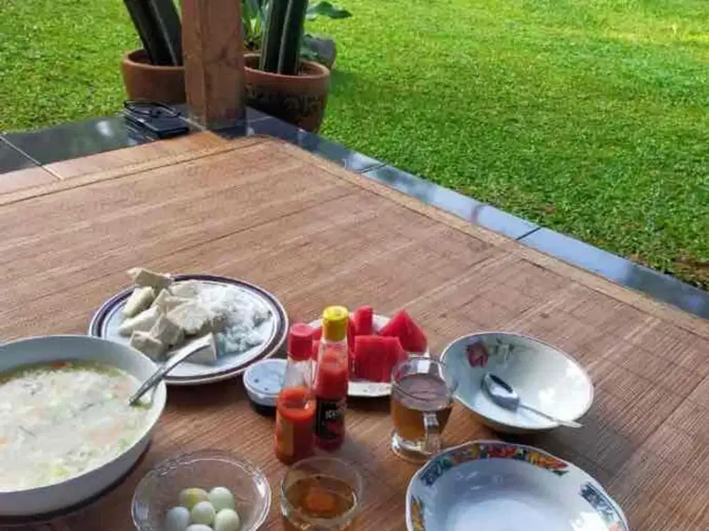 VILLA MURAH FASILITAS TAMAN DAN KEBUN YANG INDAH DI DEKET TELAGA KAHURIPAN