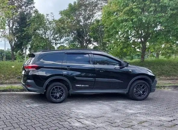 Di jual Mobil Rush milik pribadi  warna hitam tahun 2018