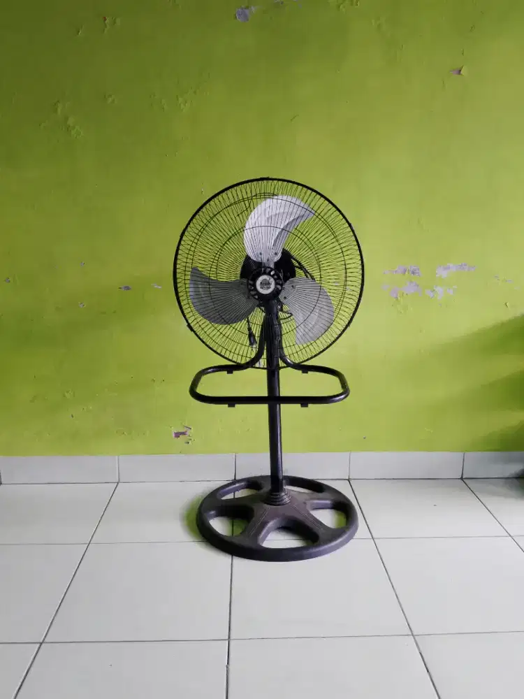 Kipas angin tegak merk Arashi 18 inch