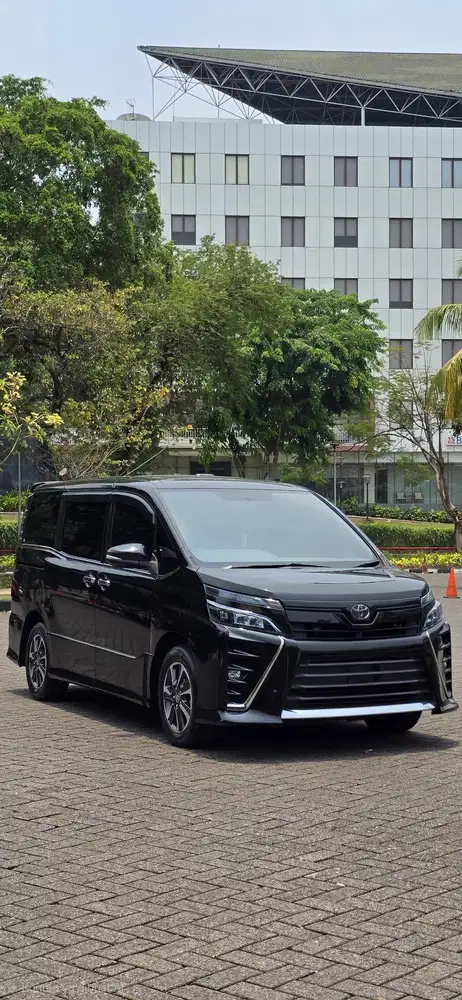 CASH!!! Toyota Voxy 2.0 AT 2019 Hitam