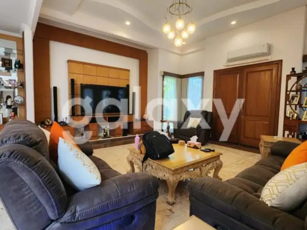 Rumah Graha Family Surabaya 2 Lantai ada Kolam Renang Hadap Selatan