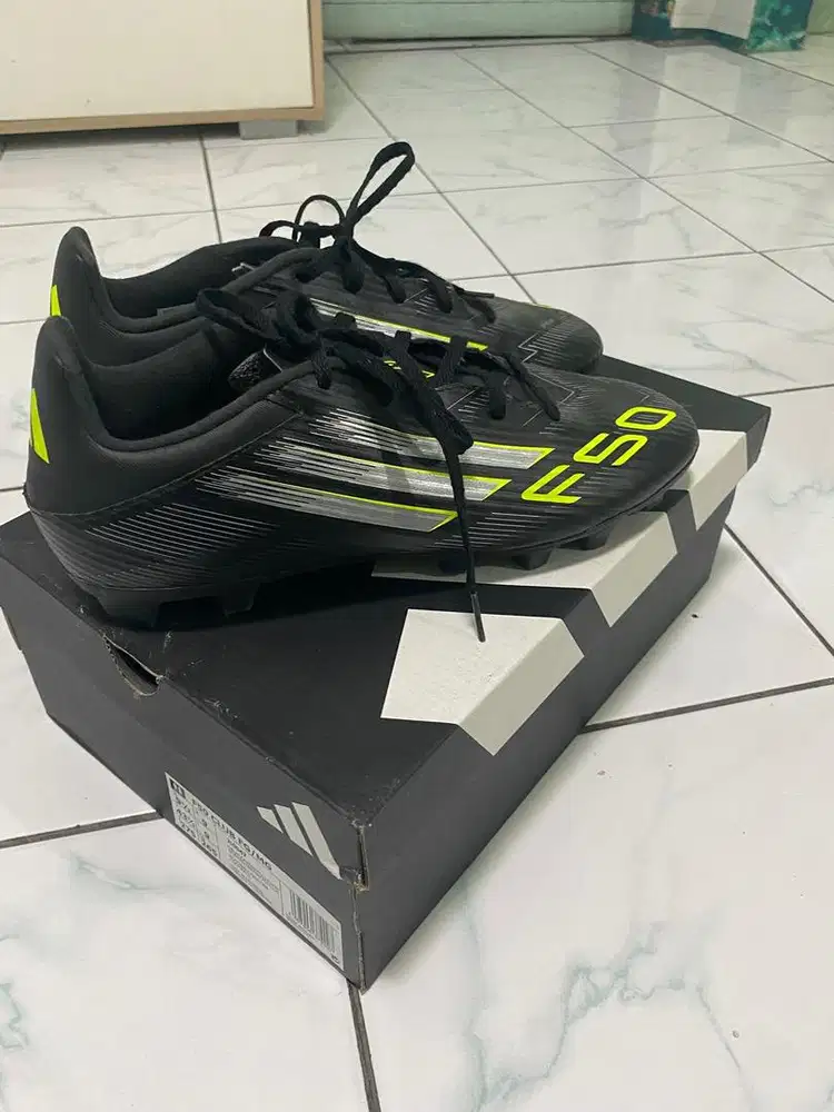 Sepatu bola F50