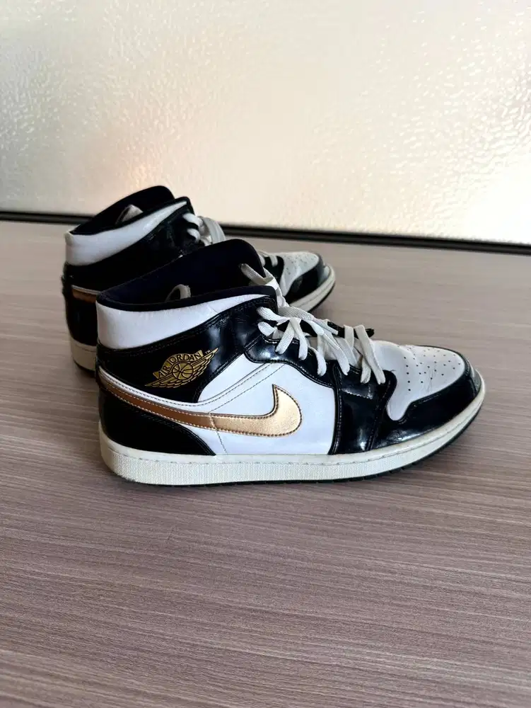 Sepatu Air Jordan 1 Mid Black White Metallic Gold - Size 30 Cm
