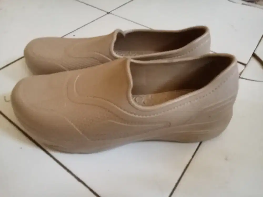 Sepatu wanita antiair