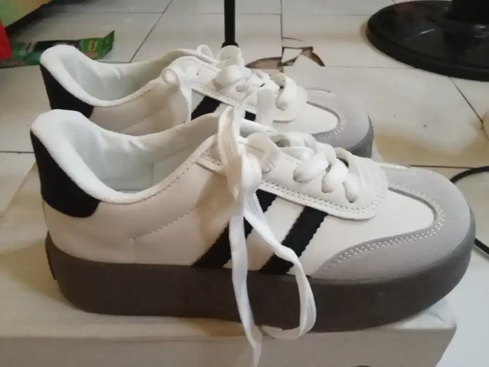 Sepatu kets wanita