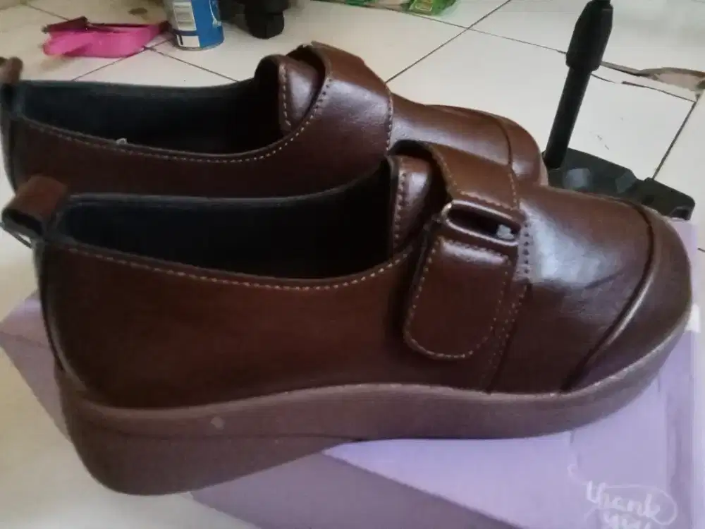 Sepatu kets wanita