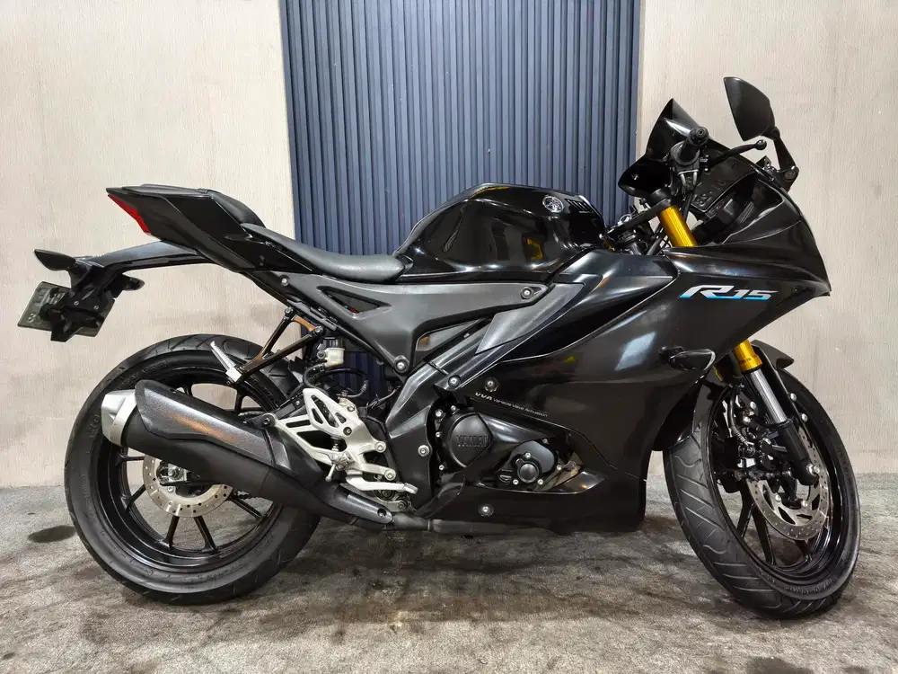 YAMAHA R15 V4 hitam 2022 istimewa mulus terawat siap pakai...