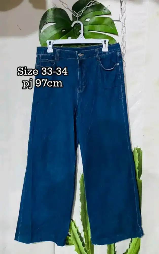 Celana levis wanita
