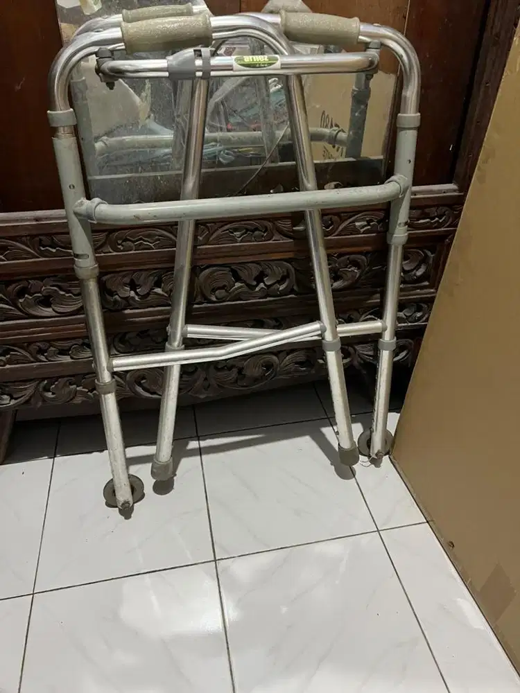 Walker Anrez dengan Roda