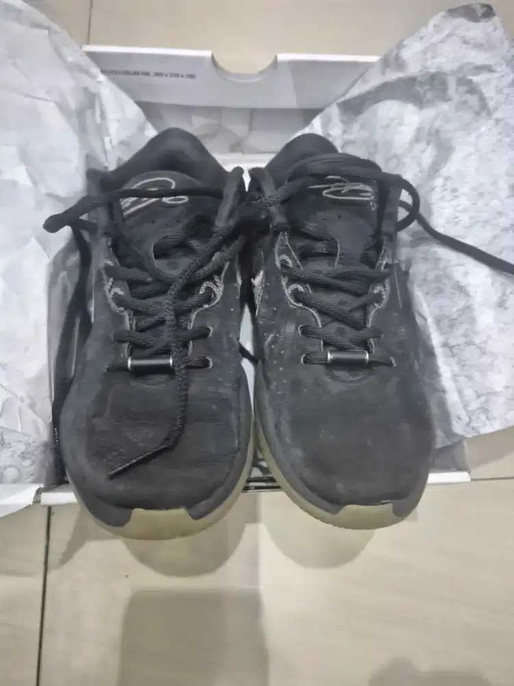 Sepatu basket LeBron XXI hitam no 36 atau 4Y