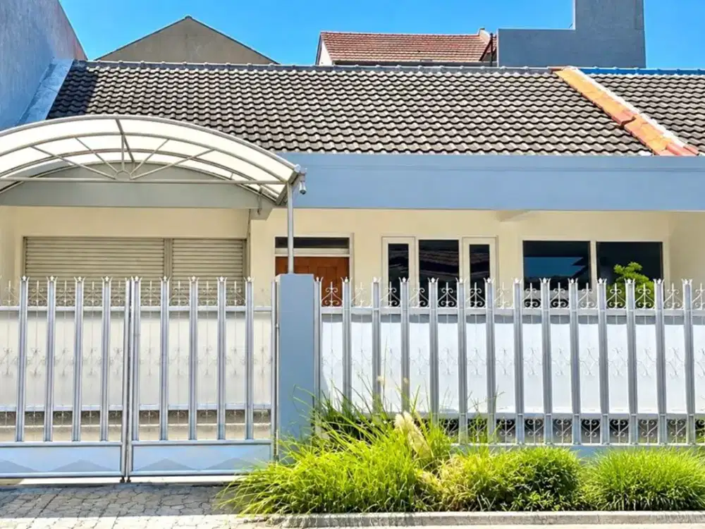 DISEWAKAN Rumah Klampis 
Row Jalan 4 mobil