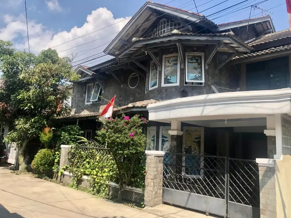 Dijual rumah 2 lantai di komplek Riung Bandung