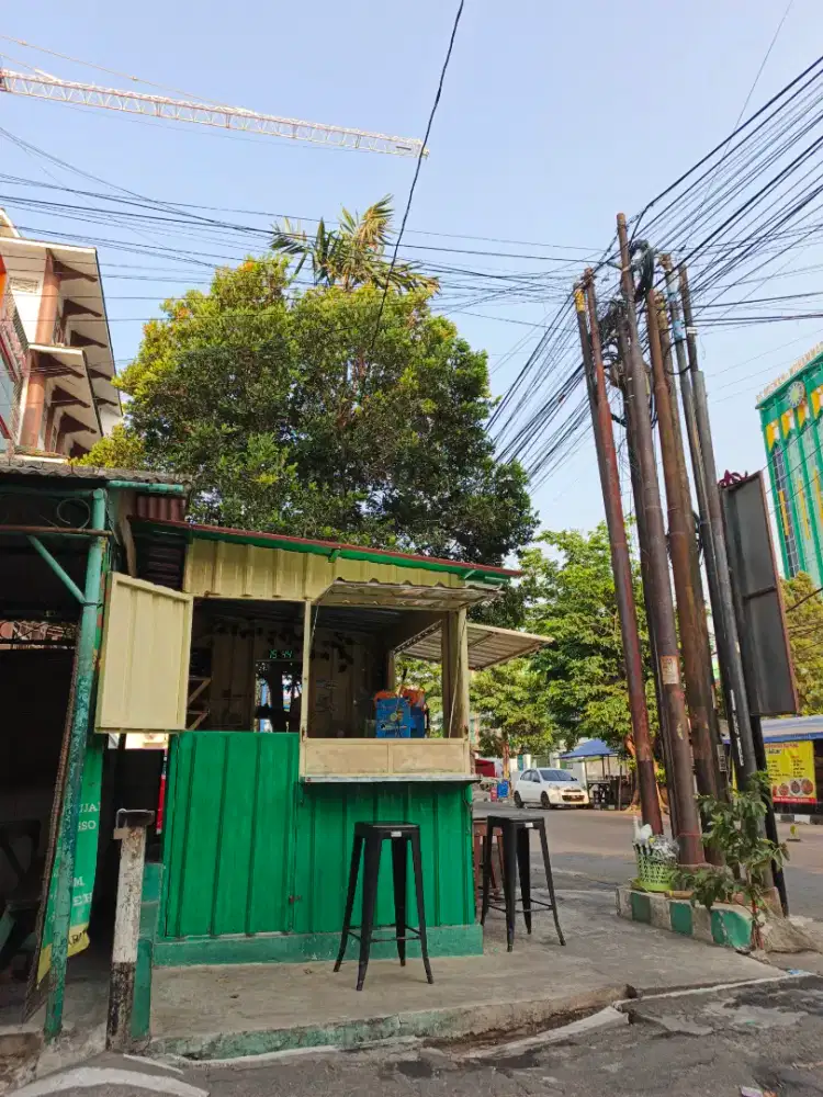 Karyawan jaga stand es teh Singosari