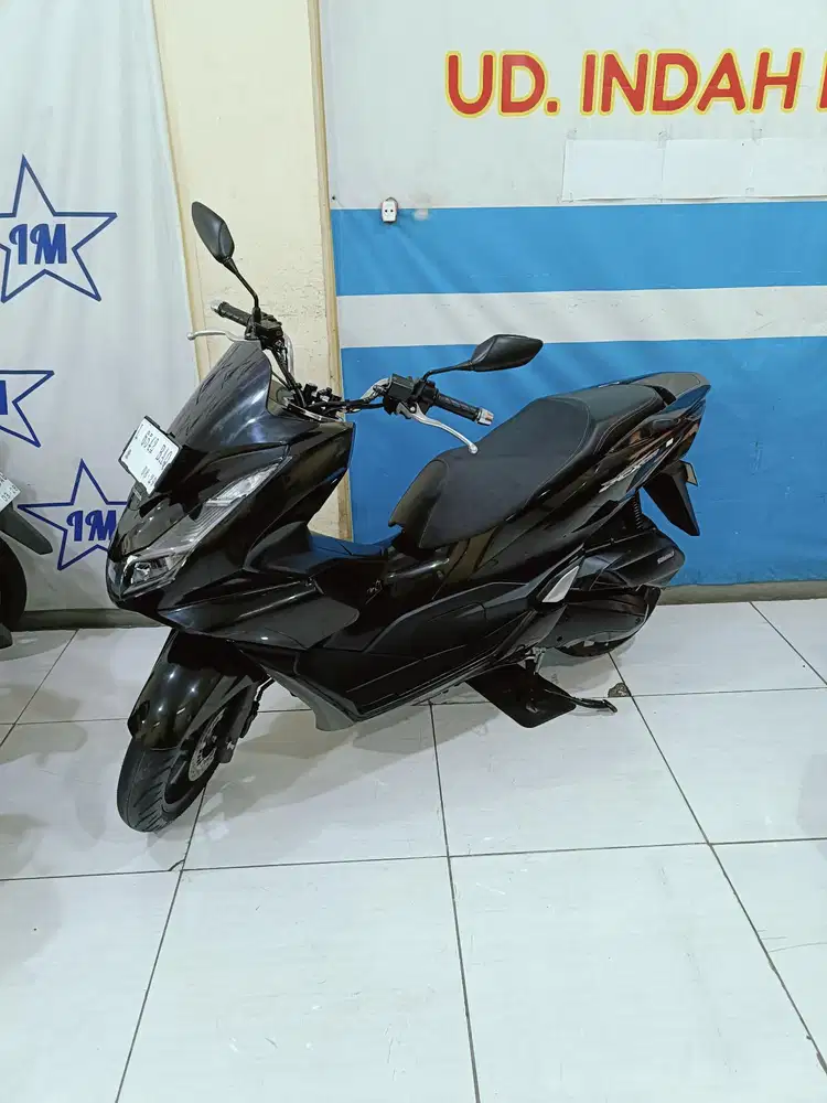 Hitam glossy HONDA PCX NON ABS 160 2024 BISA KREDIT KM LOW