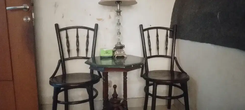 Kursi dan meja jati