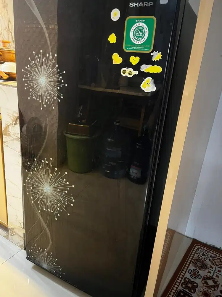 Di jual cepat kulkas 1pintu merk sharp kondisi mulus