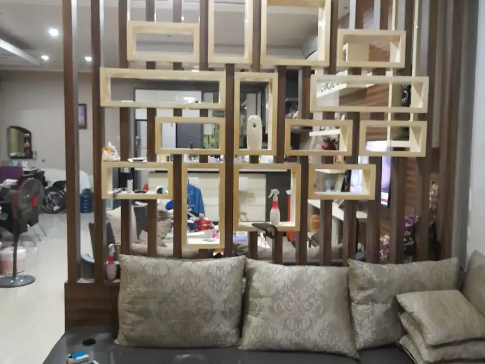 Rumah 2,5 Lantai Semi Furnished di Puri Mansion Kembangan, Lokasi Boulevard, 4+1 KT, 3+1 KM