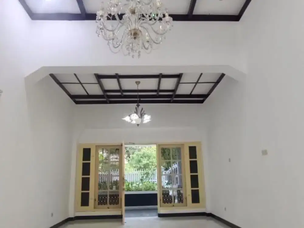 Disewakan Rumah Kolonial Heritage Belanda selangkah ke Raya Darmo