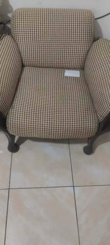 Meja dan kursi tamu