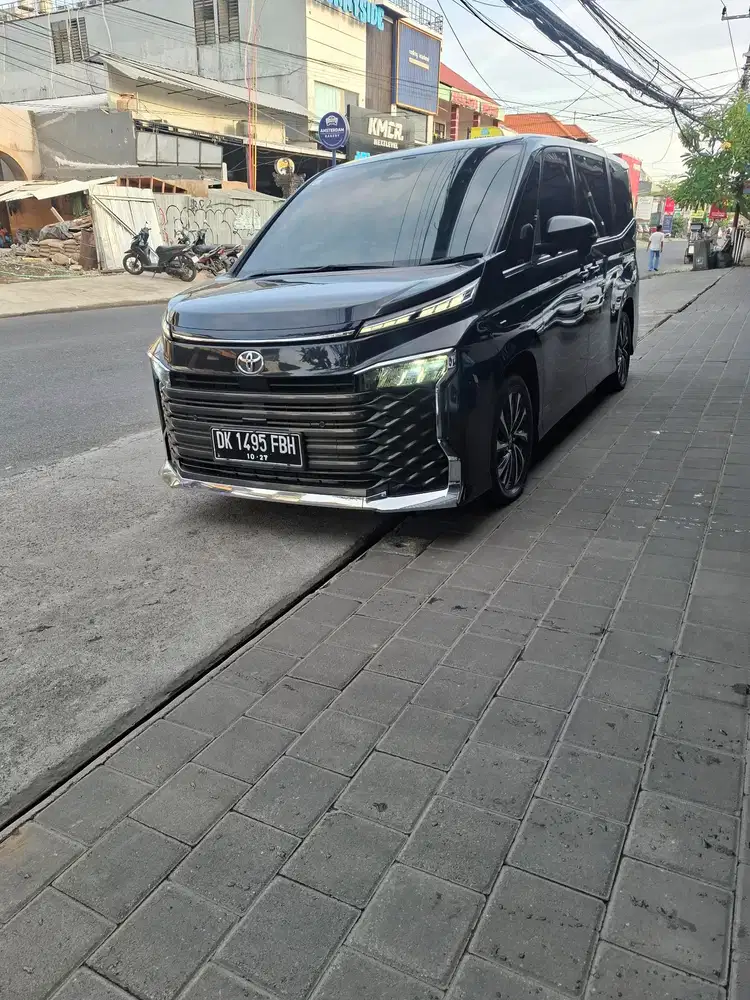 TOYOTA VOXY 2.0 Hitam