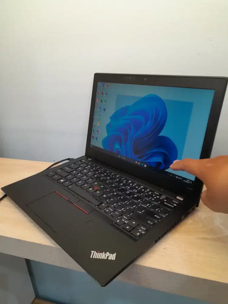 Laptop Lenovo Thinkpad X280 touch core i7 gen 8 ram 8gb ssd 256gb ori