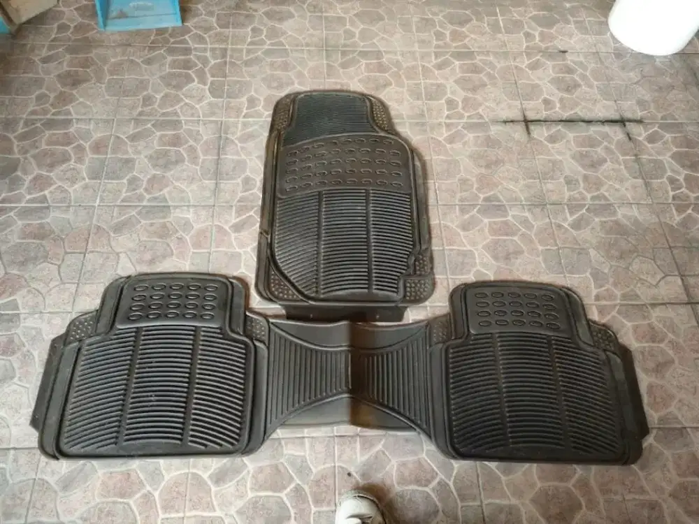 Karpet Karet Mobil Universal (1 set/3 Potong) - Bekas Layak Pakai