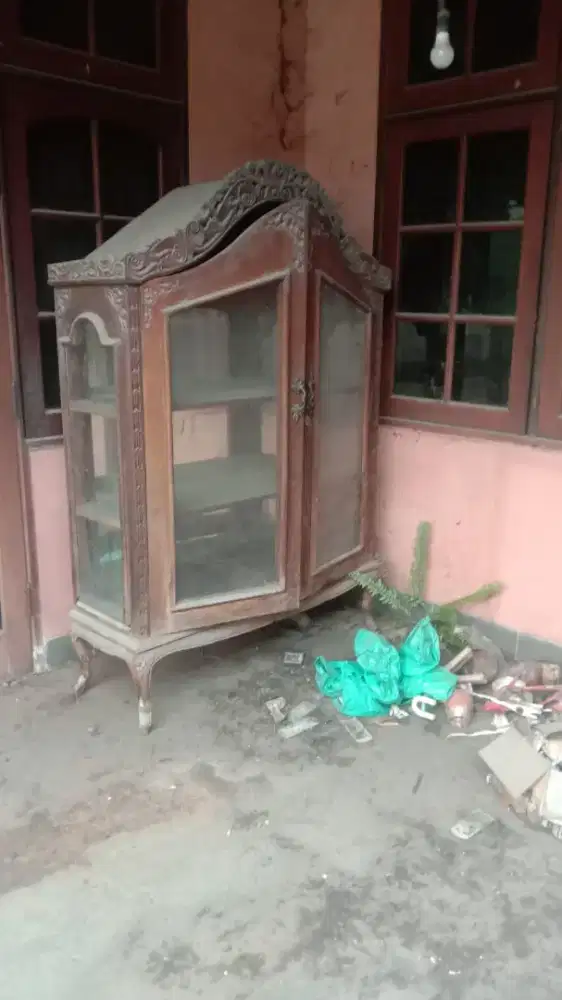 Dijual lemari hias dari kayu jati asli