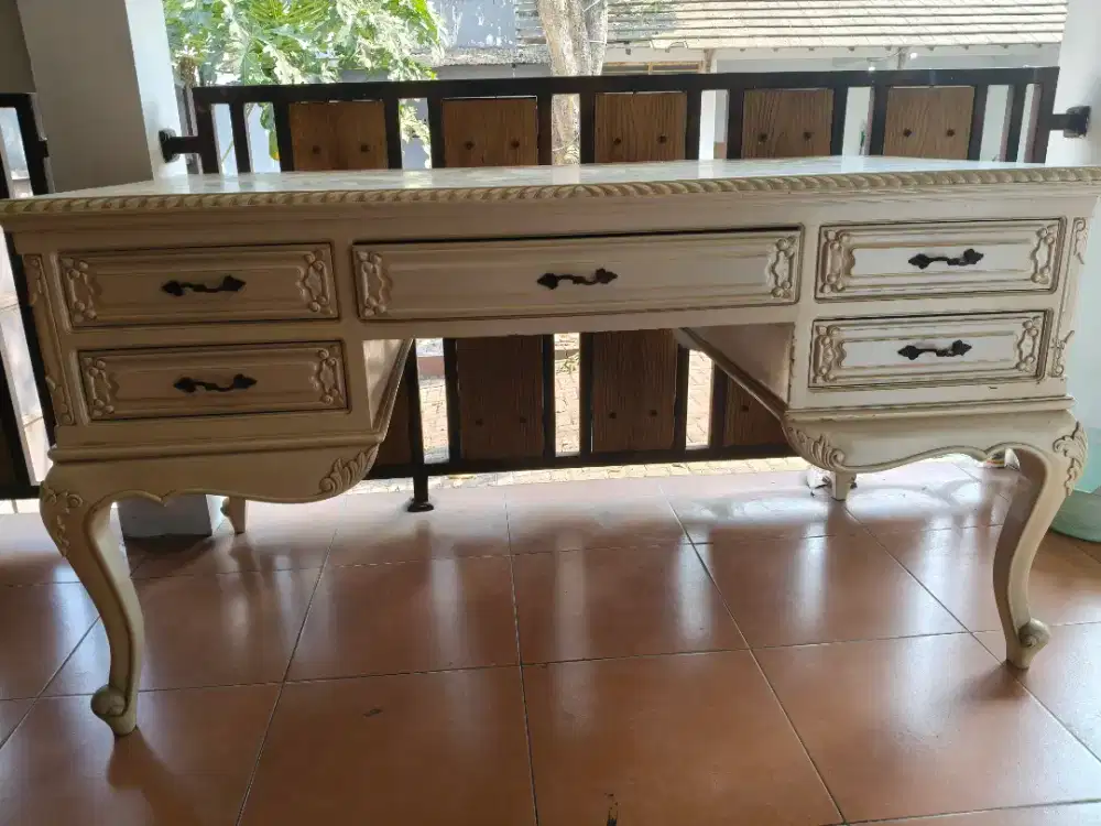 Meja Antik French Style
