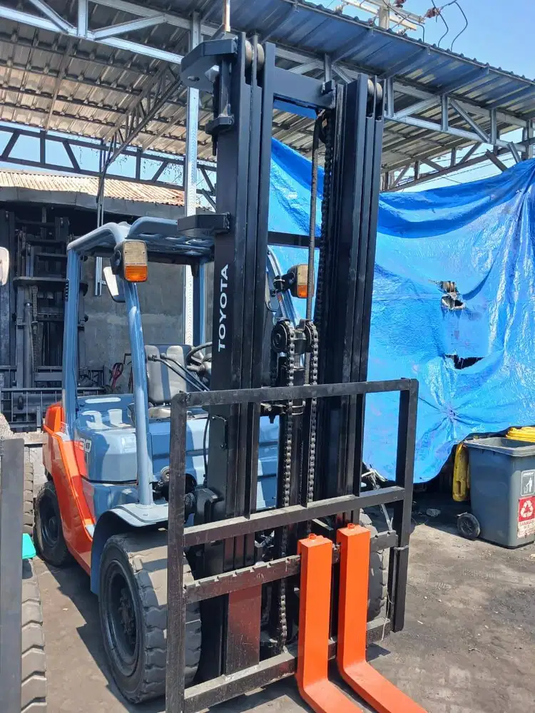 Ready Forklift Toyota 3 Ton Mast Trilift Tahun Muda
