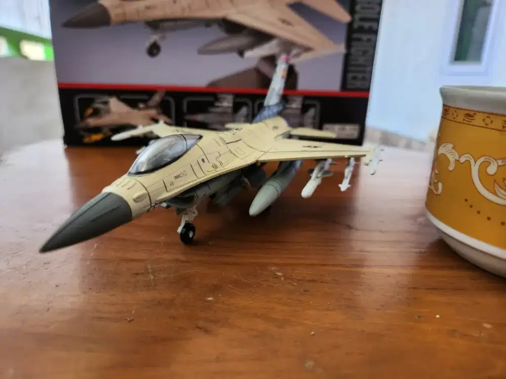 Pesawat F-16 Fighting Falcon F16 Diecast Militer Mainan