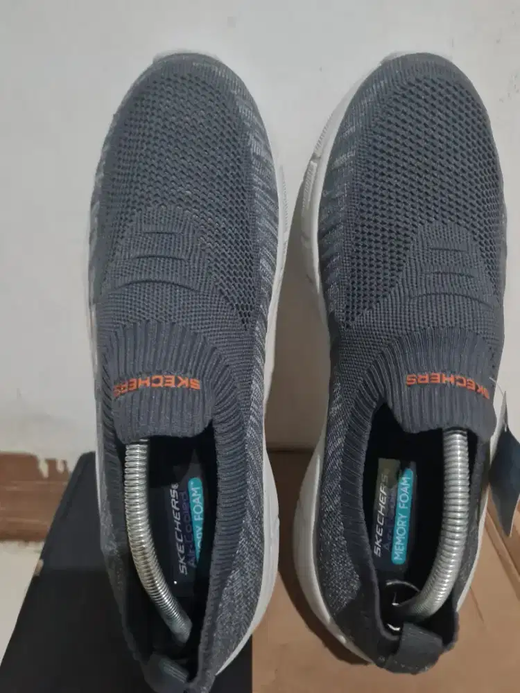 Sepatu Skechers Slip On