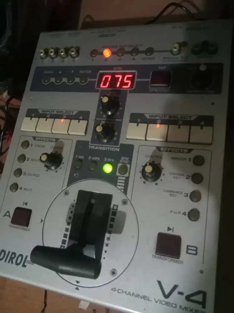 Mixer vidio EDIROL V-4. masih nyala normal.ori.lumayan berat yg paham