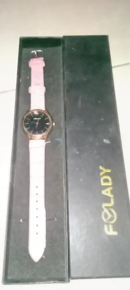 Jam tangan merah jambu emas