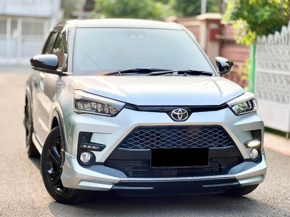 Toyota Raize GR 1.0 Turbo TSS Two Tone 2022 Silver Met TDP 23 Juta