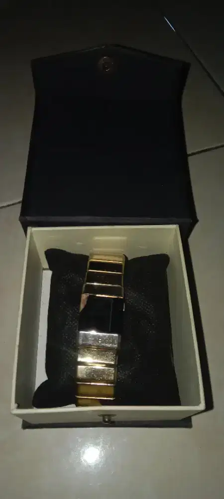 Jam tangan emas hitam