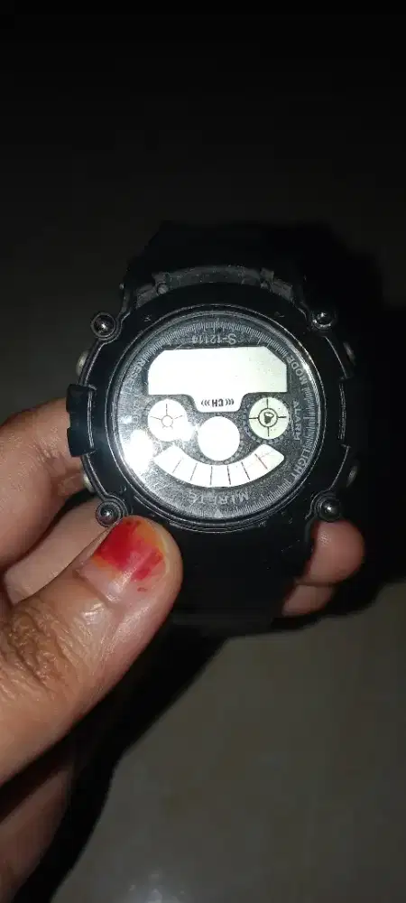 Jam tangan hitam tengah abu