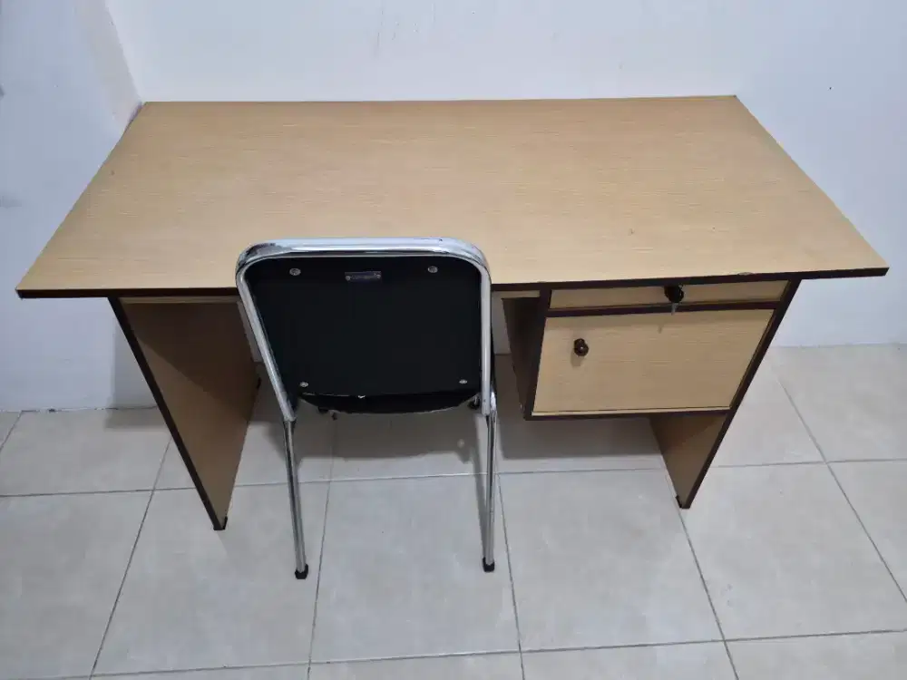 Satu Set Lengkap Meja Tulis / Meja Kerja