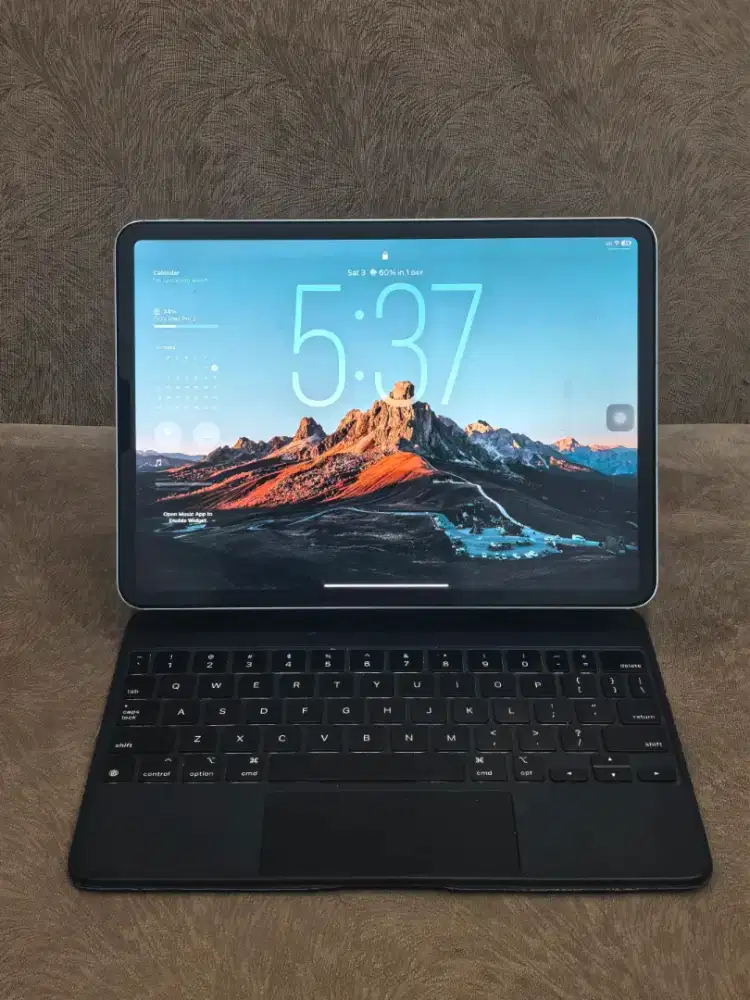 iPad Pro M1 Cellular version 512GB Mint Condition w/ Magic Keyboard