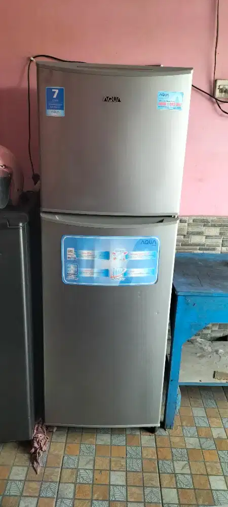 kulkas 2 pintu merk Aqua