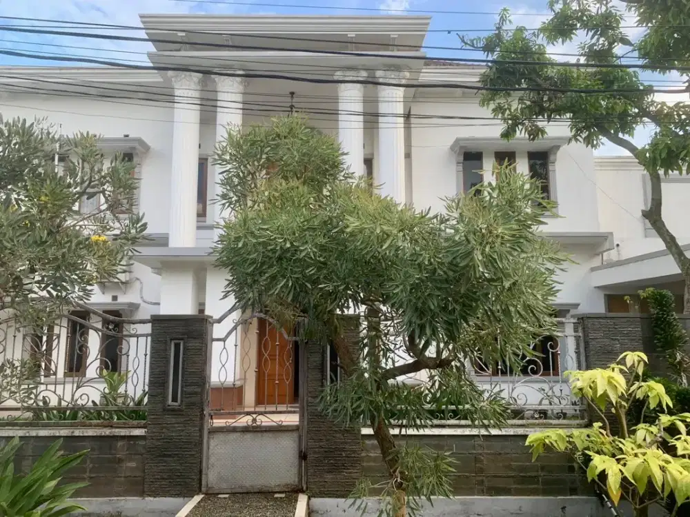 Dijual Rumah 2 Lantai 7 Kamar di Batununggal Molek