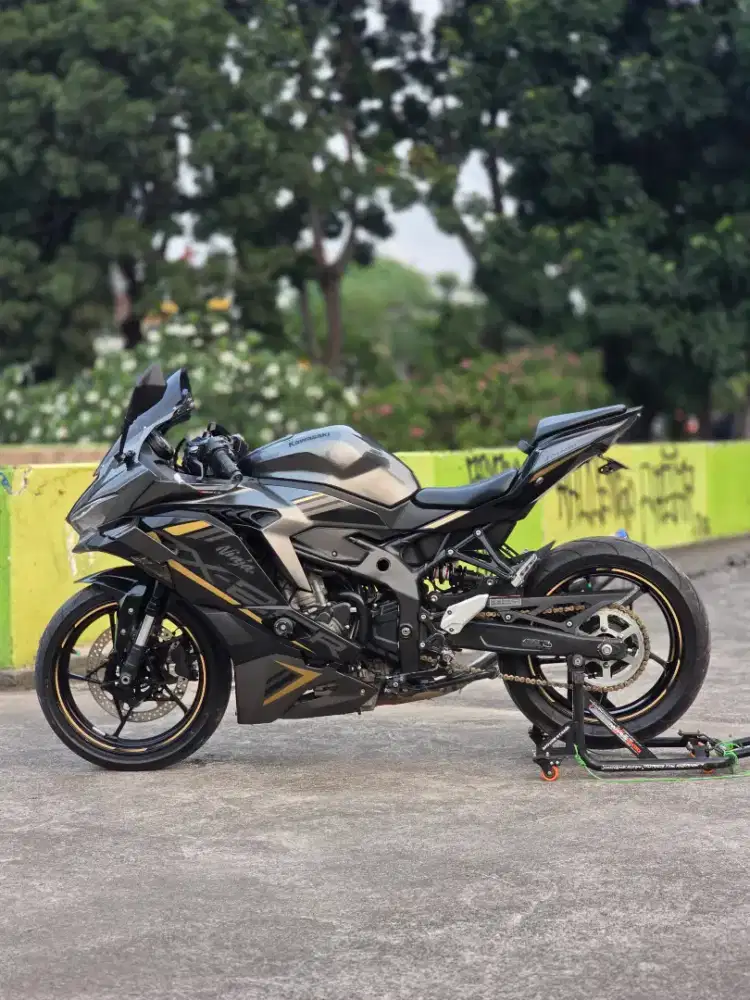 Kawasaki ZX25R ABS Grey