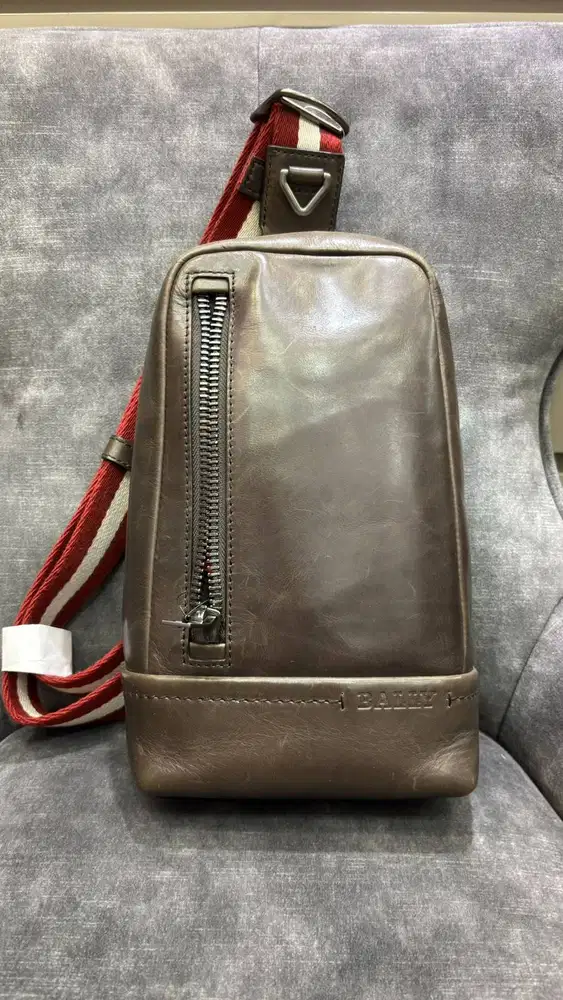 Tas Bally Tanis Leather Sling Bag in a brown or chocolate colorway