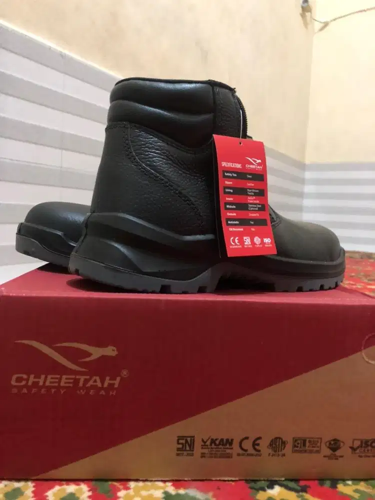 Sepatu lapangan merek cheetah