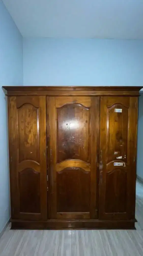 Lemari Jati tua 3 pintu